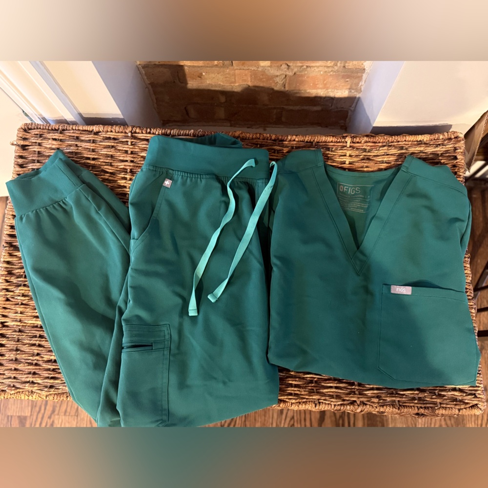FIGS Hunter Green Scrub Set